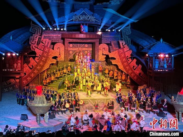 2月11日晚，甘肃陇南市文县，数百名白马人演绎“白马故事”。闫姣　摄