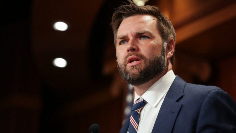 万斯首次出访演讲，矛头对准欧盟和中国，各国政要听后脸色铁青