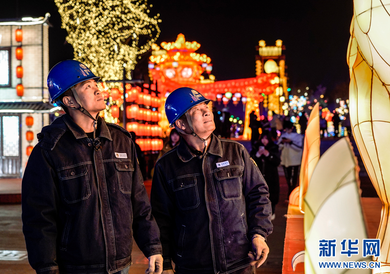 国网武威供电公司员工对武威市南城门广场及雷台大景区附近的配电线路开展巡视测温 新华网发(武蓓蕾 摄)