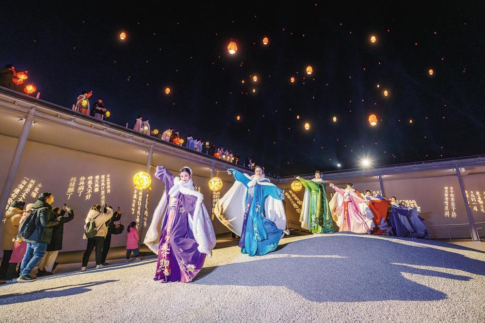 “华灯初上夜幻城”活动，800名演员参与，规模宏大。