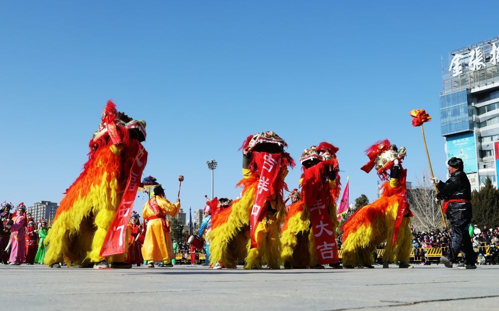2月9日，2025年甘州区第九届传统社火调演在甘肃张掖市城区中心广场举行第二场展演，4支代表队为广大市民奉献了一场精彩纷呈的传统文化盛宴。甘州社火按形式分锣鼓、秧歌、车船、高跷、武术等多种类型，2011年被列为甘肃省非物质文化遗产项目。（摄影　成林）