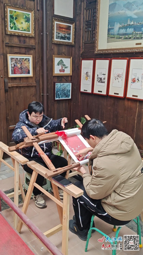 欧阳江峰和叶正武在纸上刺绣