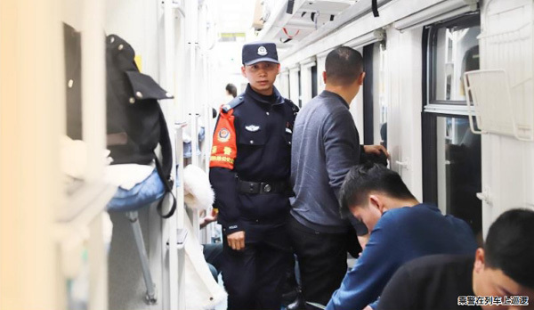 乘警在列车上巡逻