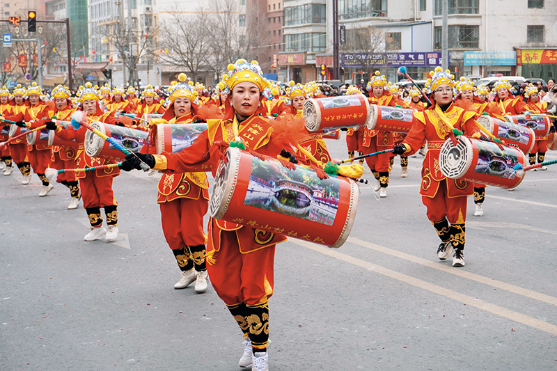 在甘肃省榆中县城关镇，兴隆山村社火队在表演太平鼓（2024年2月20日摄）。马希平摄／本刊
