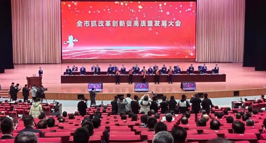 凤凰早报|普京特朗普通话细节披露;广西百色性侵案家属再发声