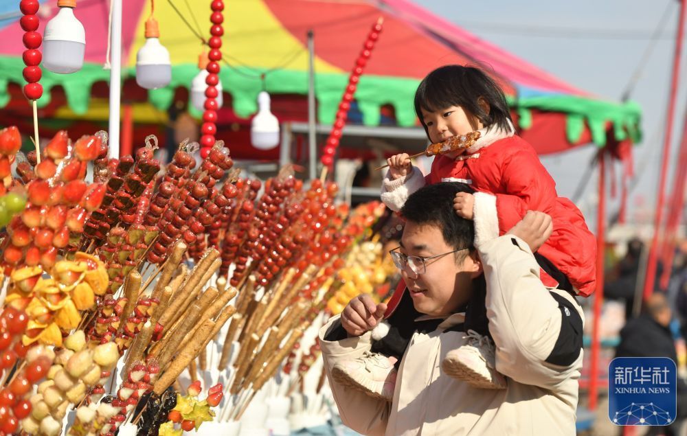 ↑2月9日，游客在后李花村“糖墩儿节”上游览。