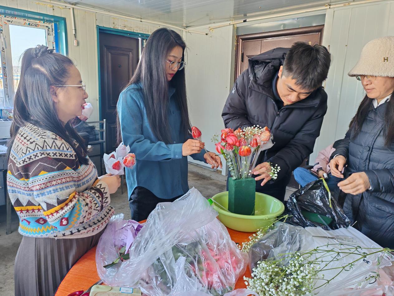 (虎林镇青年们正在制作草莓花束)