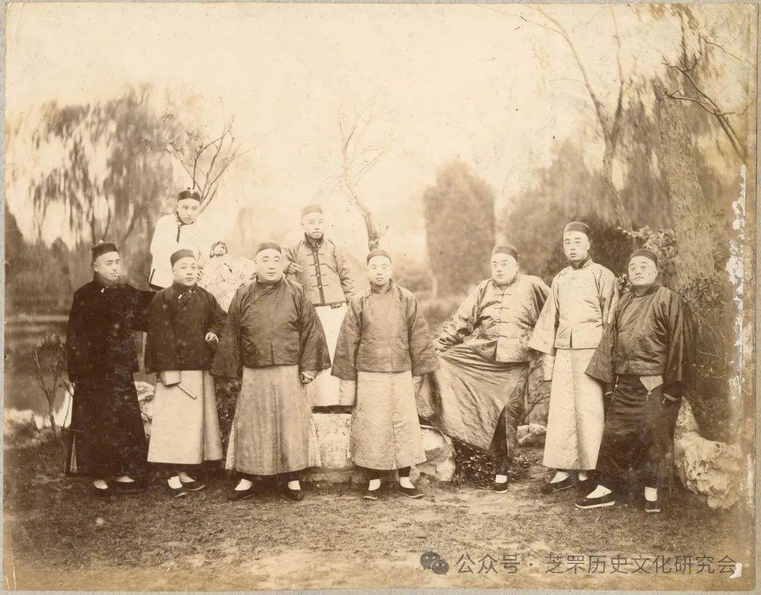 杨梅南（右一）在烟台（云志艺术馆提供）