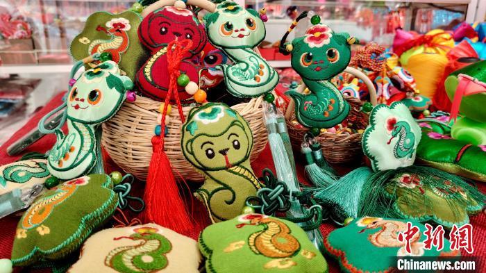 1月17日，甘肃庆阳市，绣娘们制作的蛇元素新春香包。盘小美　摄