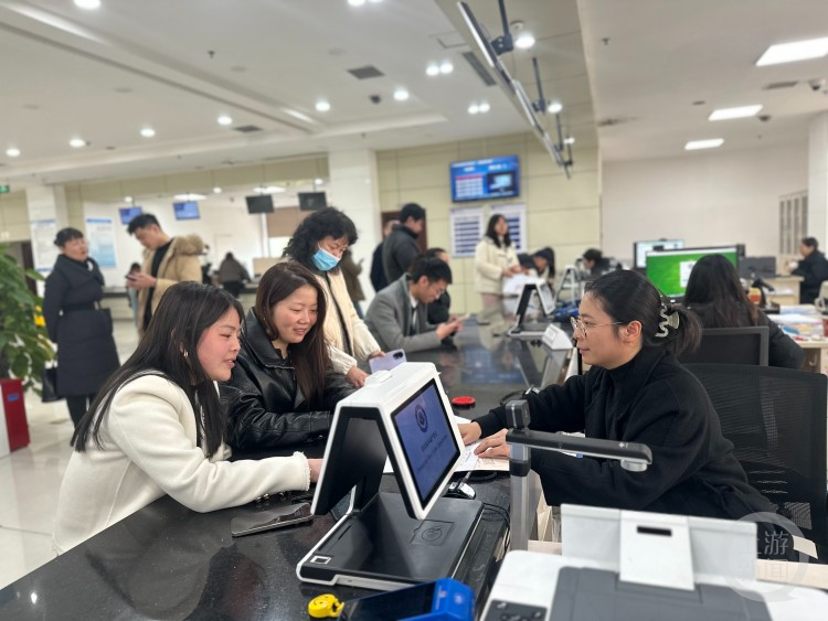 2月10日，在北碚不动产登记中心大厅，市民正在办理相关登记业务。