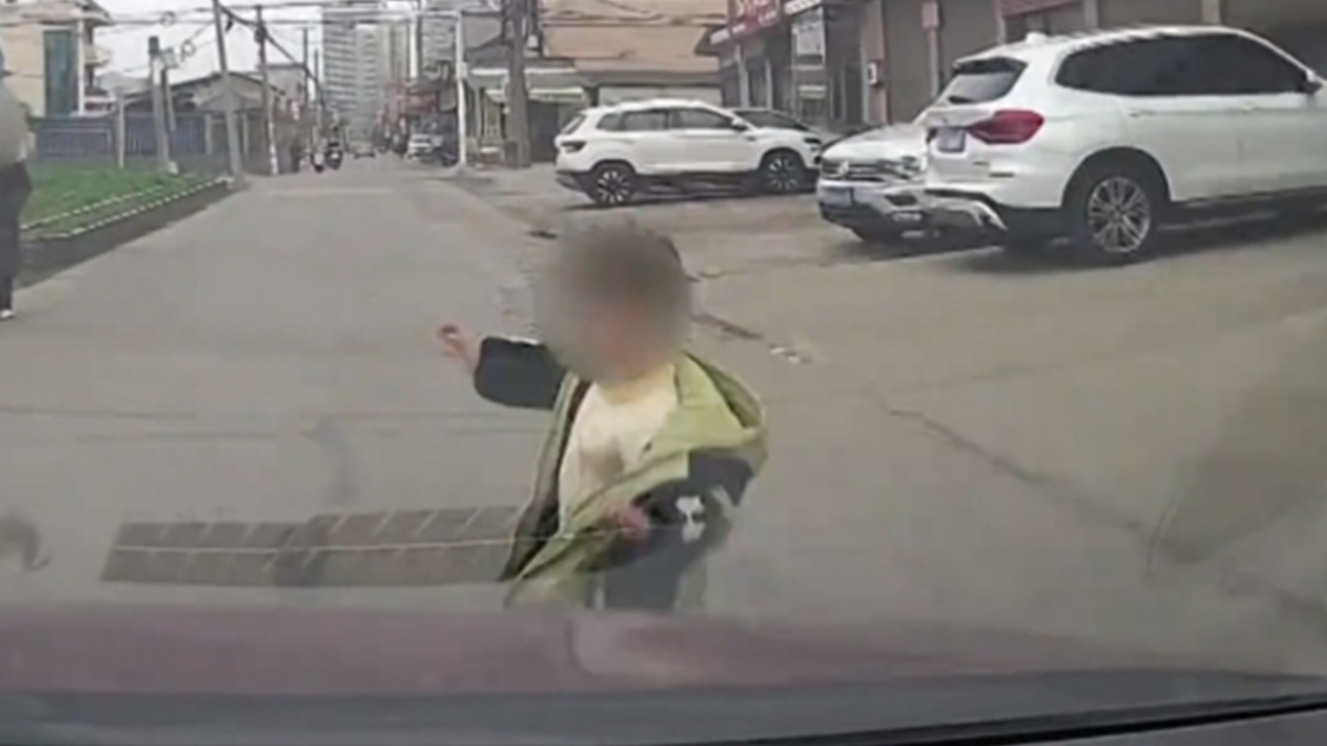 5岁男童“鬼探头”式过马路被撞，幸好棉袄穿得厚，轻微擦伤无大碍