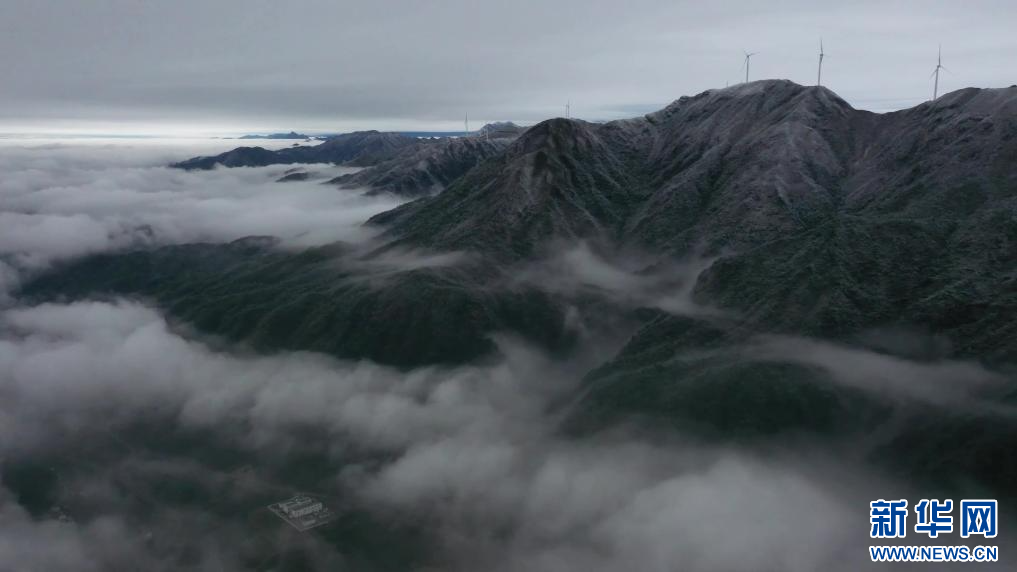 冰雪景观给大山增添了一份神韵。新华网发 周锐津 摄