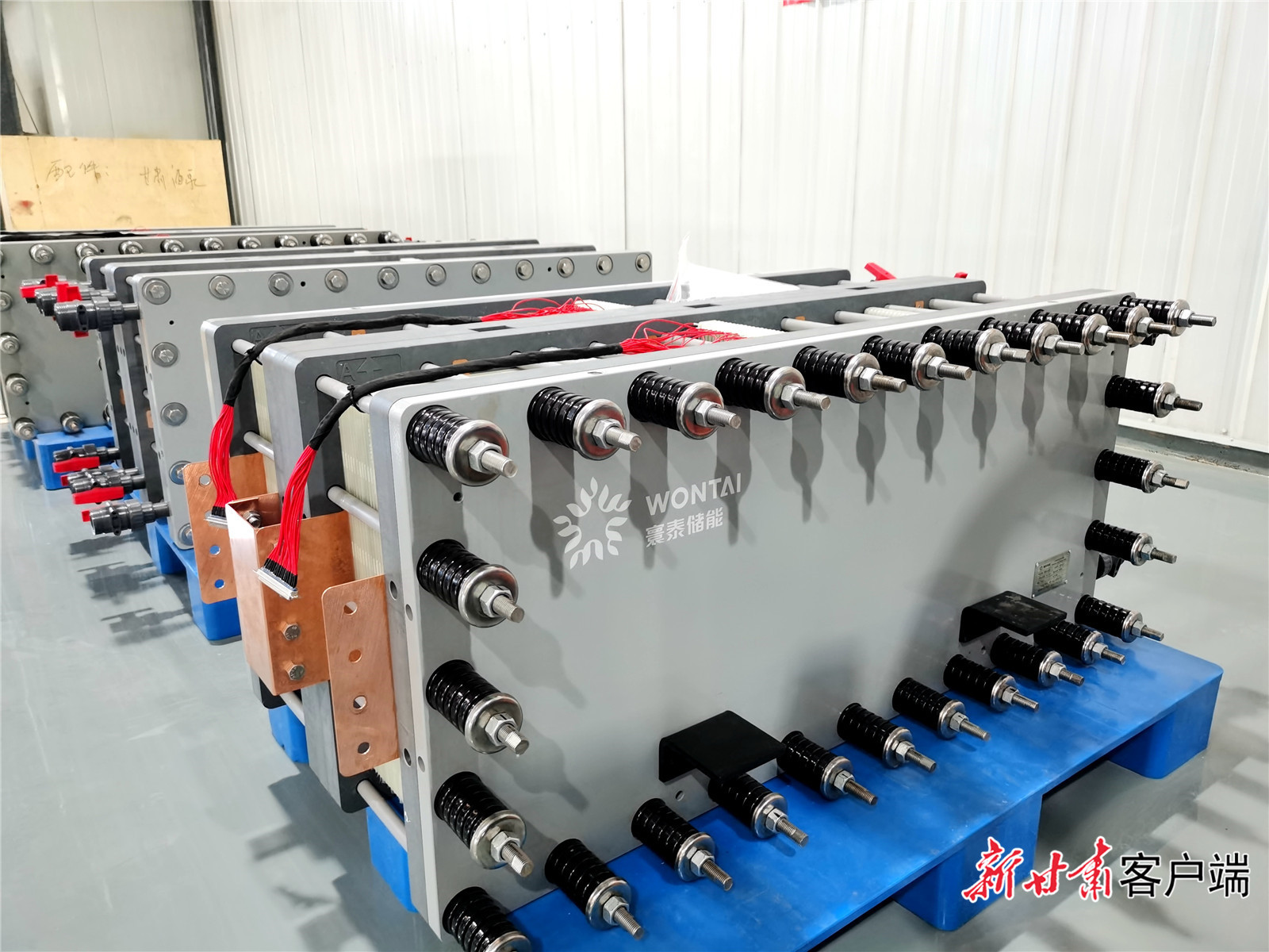 寰泰工业瓜州工厂生产的电堆产品 本文图片由新甘肃·甘肃日报记者 王占东 摄