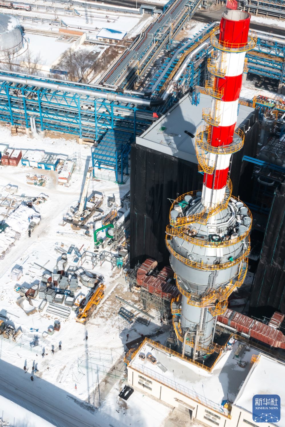 这是2月12日拍摄的位于吉林省吉林市的中国石油吉林石化公司炼油化工转型升级项目120万吨/年乙烯装置建设现场（无人机照片）。