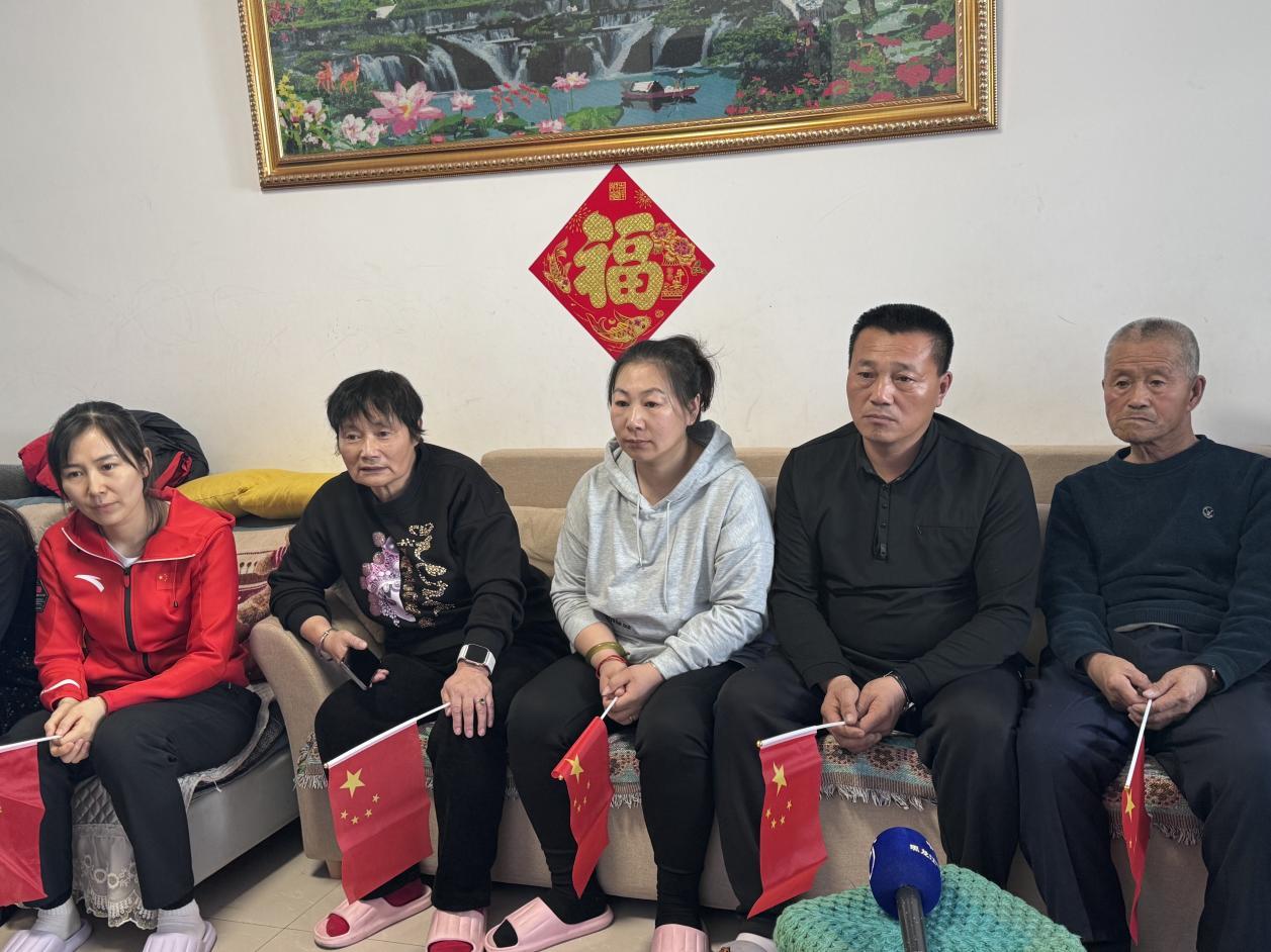 杨婧茹家人正在观看比赛