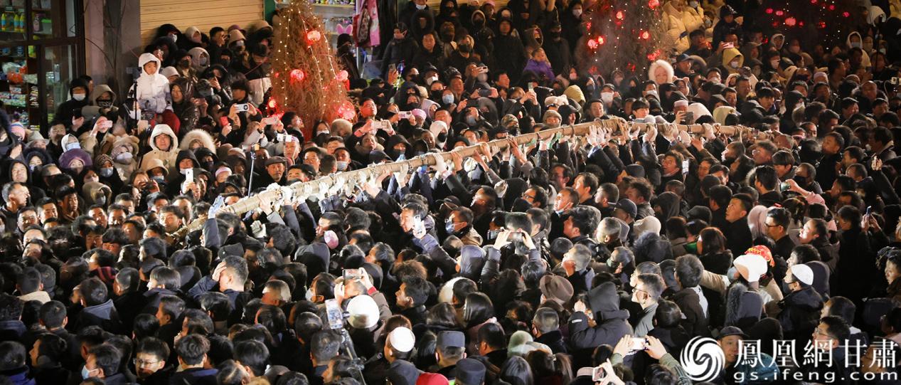 甘肃省甘南州临潭县“万人扯绳”民俗活动人气爆棚