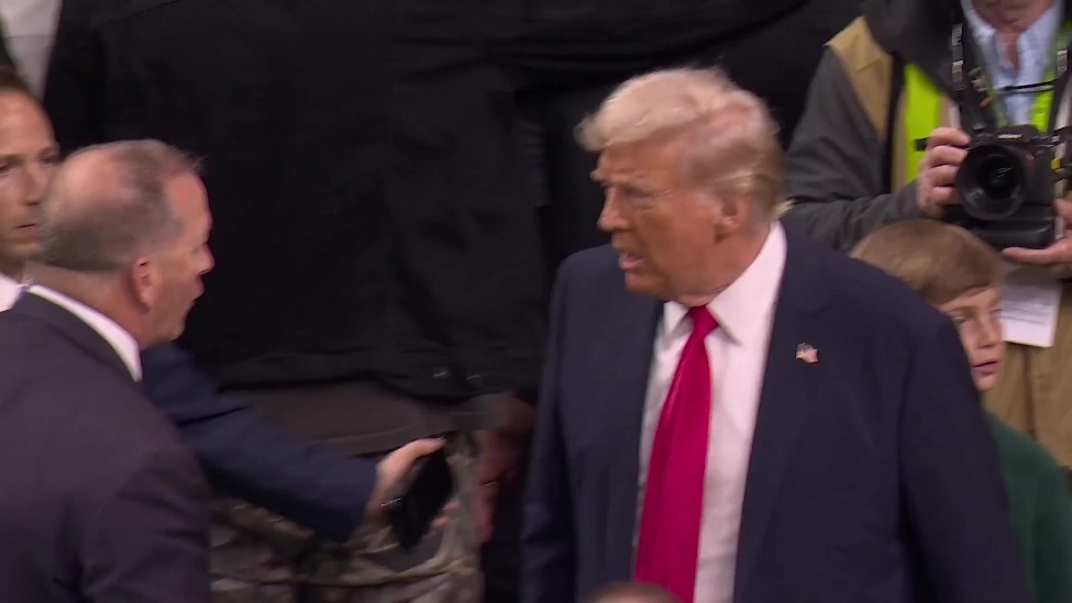 特朗普现身“超级碗”