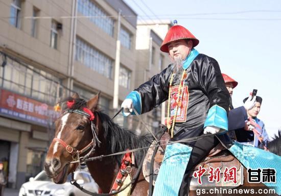 表演阵容中,各式人物粉墨登场,跨越时空,还原历史。