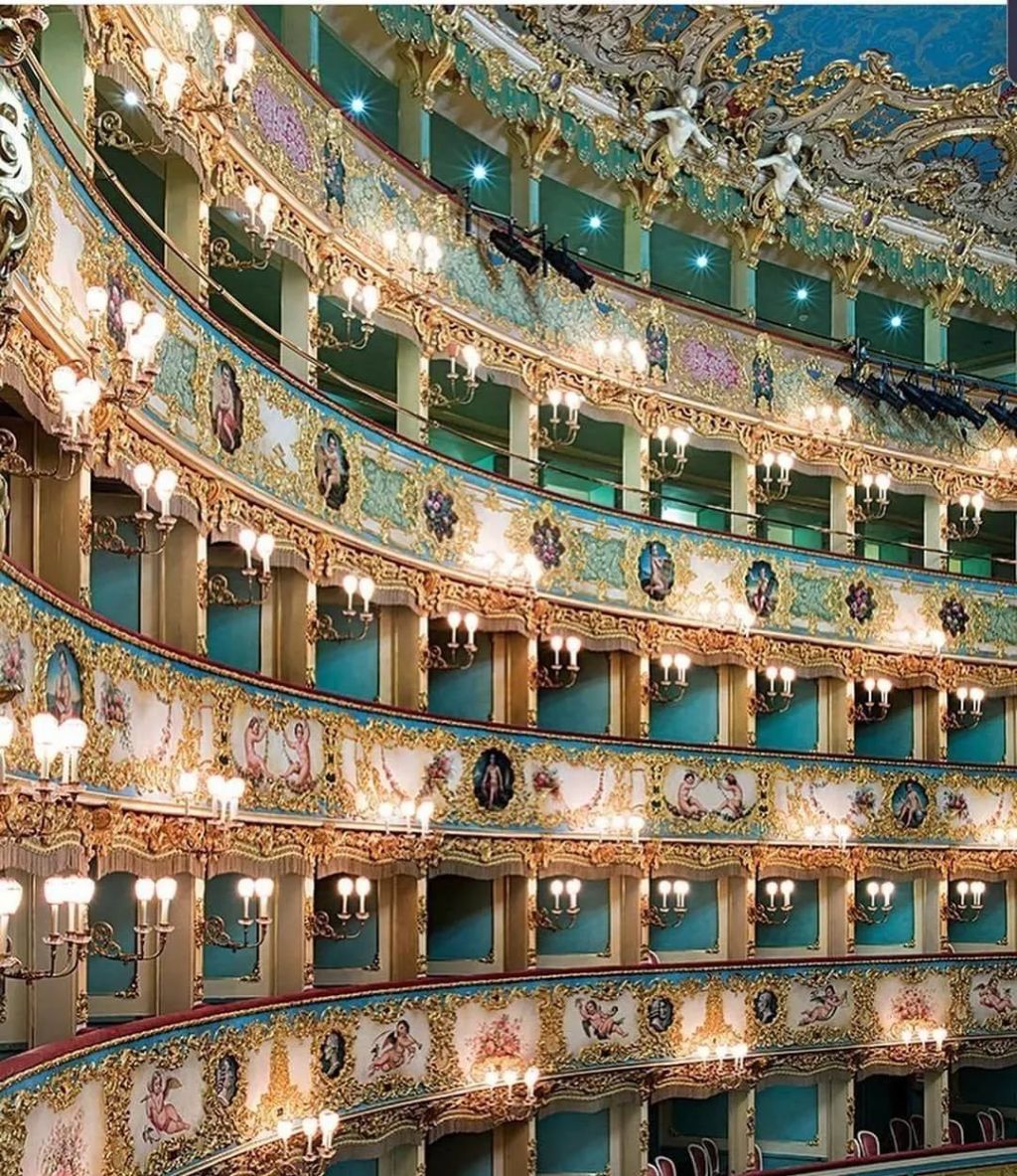 威尼斯凤凰剧院，1853年《茶花女》首演于此。