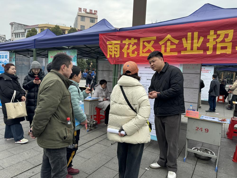 2月7日，在龙山县“春风行动”招聘会现场，湖南申通快递有限公司省区招聘负责人在为求职者介绍岗位信息。