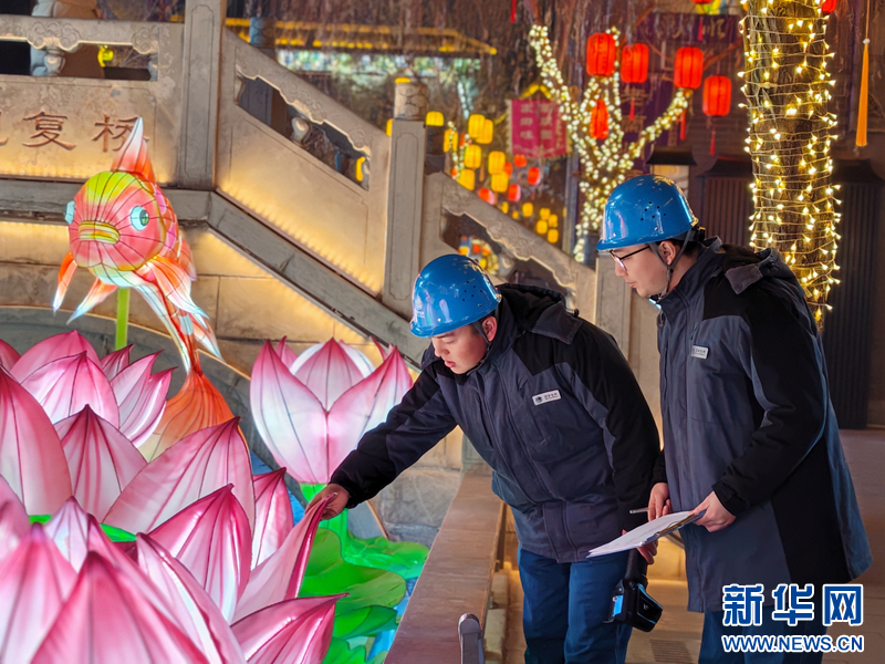 国网兰州供电公司员工检查元宵灯会夜间用电设备及线路 新华网发(史双绚 摄)
