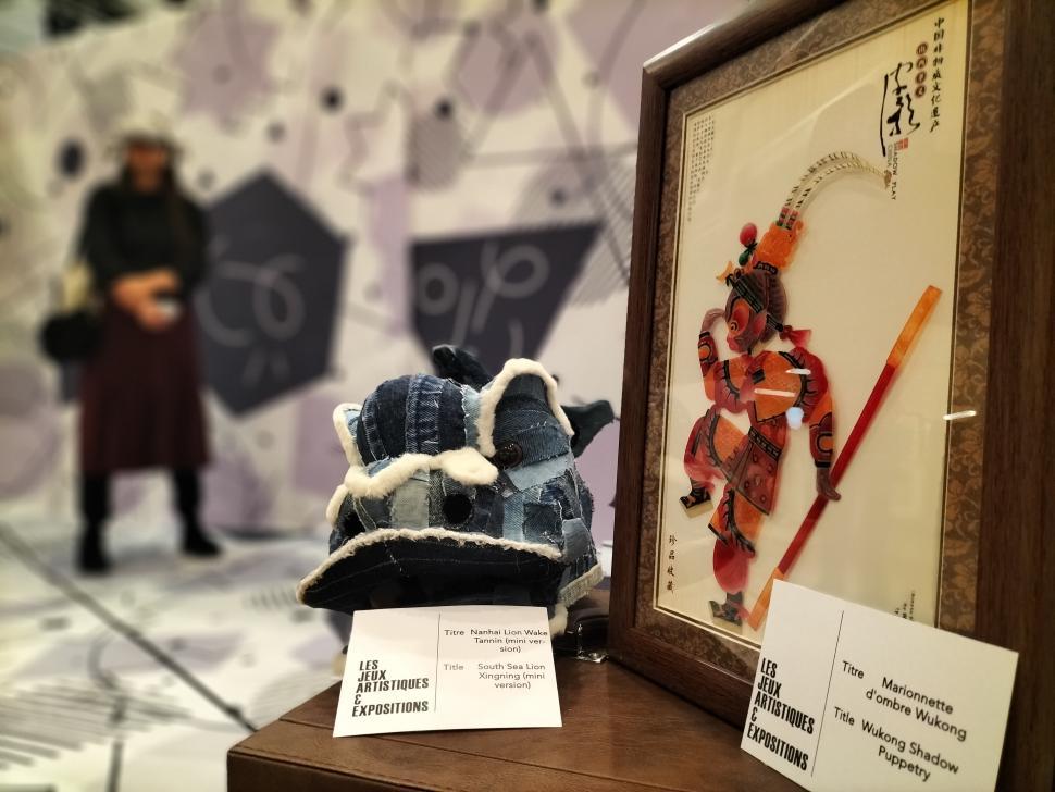 （在法国卢浮宫展位上的西樵牛仔文创狮子头）