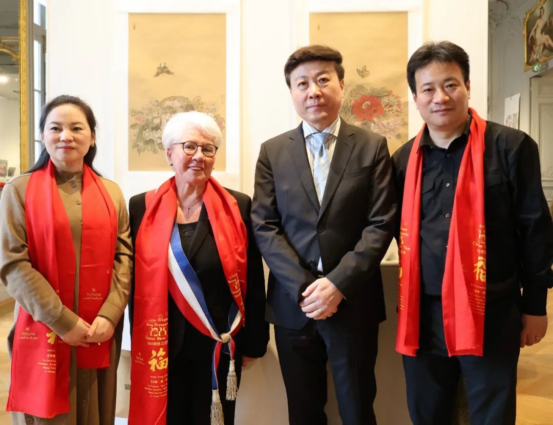 法国文化部部长代表、巴黎七区第一副区长若曦亚娜·高德，巴黎中国文化中心主任刘红革参观展览