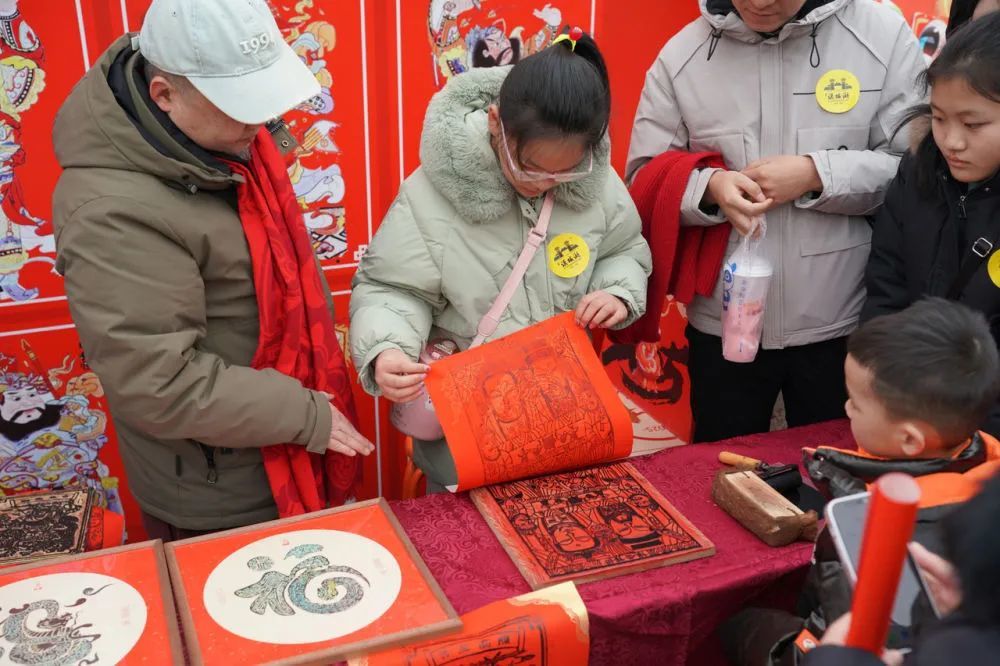 小朋友在西安汉城湖景区内体验制作木版年画。记者 邵瑞 摄