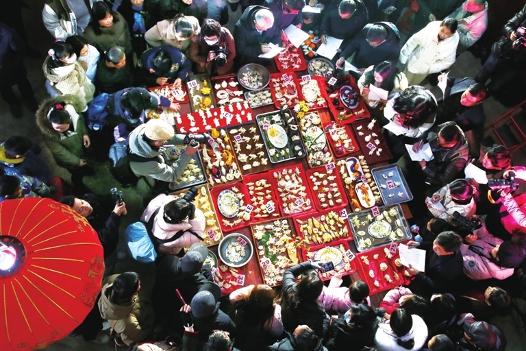 赛灯粑活动现场。（宋小勇 摄）