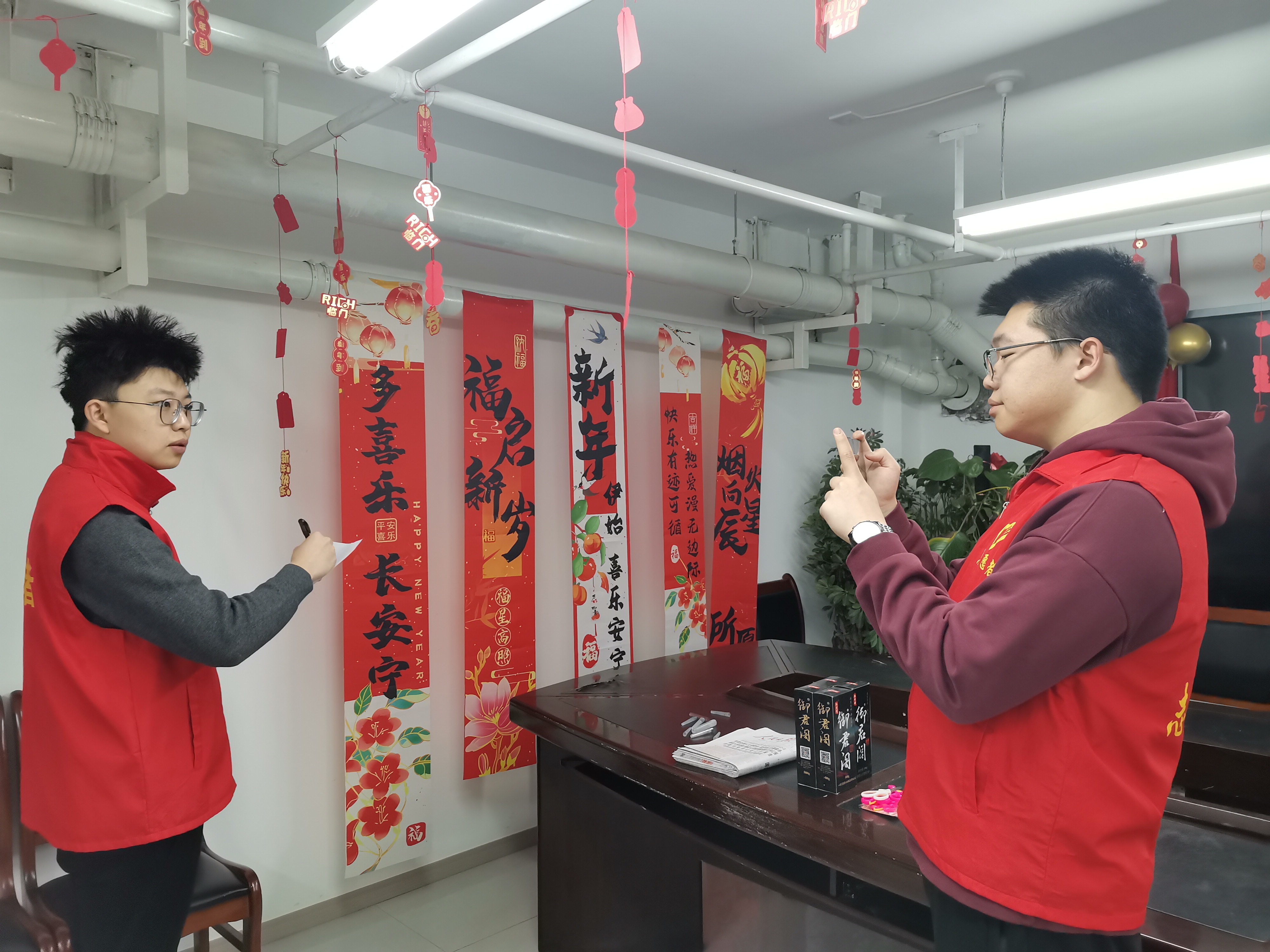 李睿峰与程照勤在社区实践