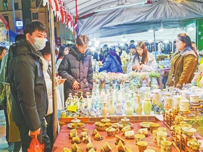 陶阳新村夜市成为当地旅游购物的特色陶瓷街。 本报全媒体记者 徐黎明摄