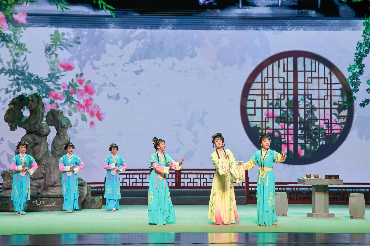 越剧《血手印》演出现场。