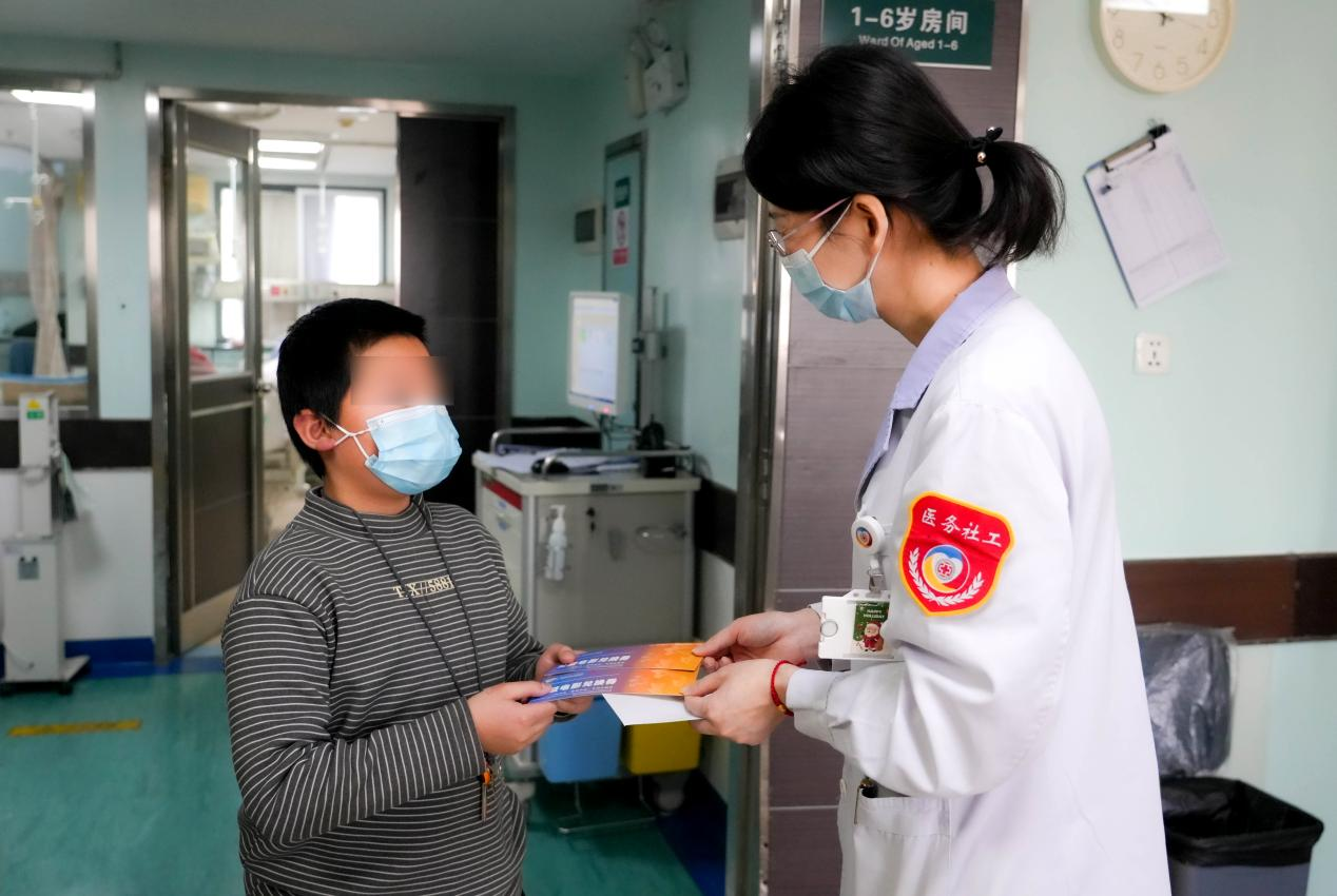 收到电影票的患儿十分激动