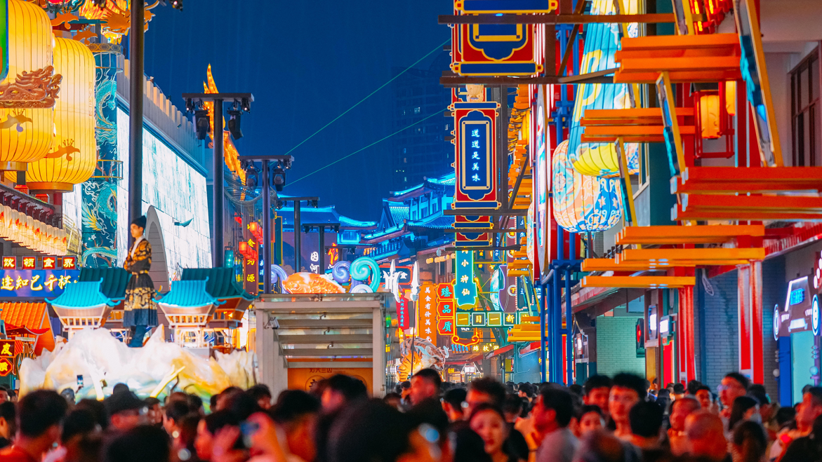 （图为“灯火兰山·新琅琊”不夜街区）