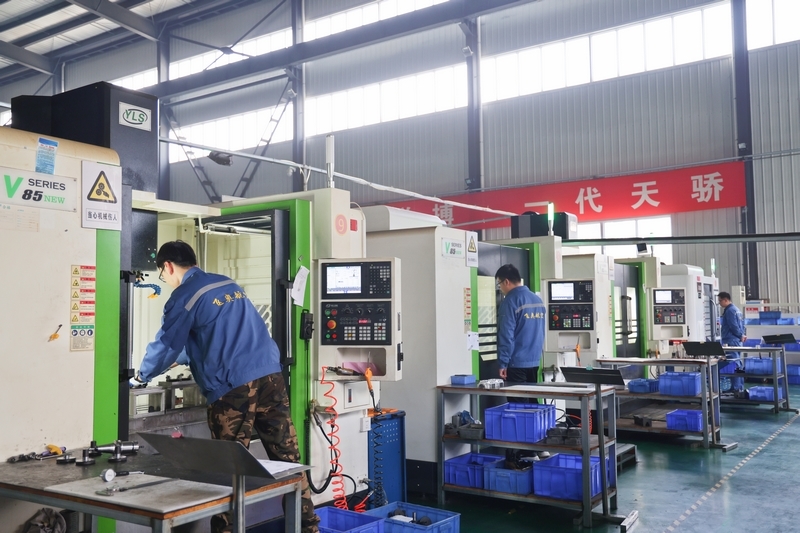 在山东飞奥航空发动机有限公司数控加工车间，工作人员在加班加点赶制发动机箱体。陈梦秋 摄