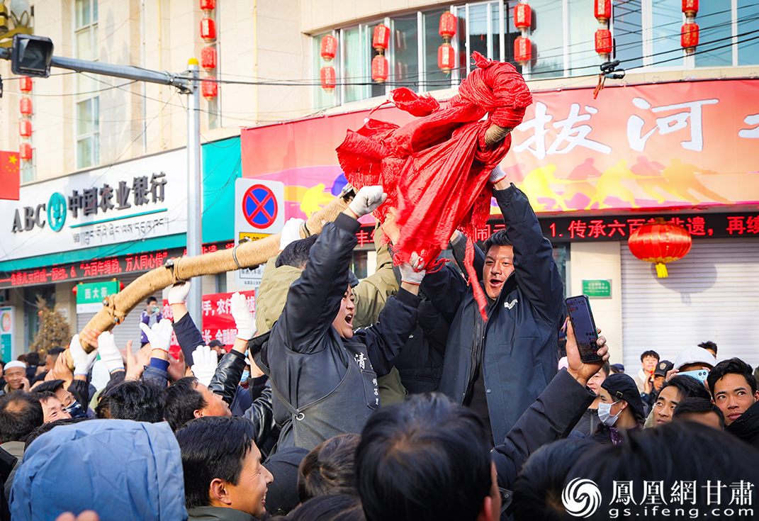 众人争相扬起绳头，讨个好彩头。