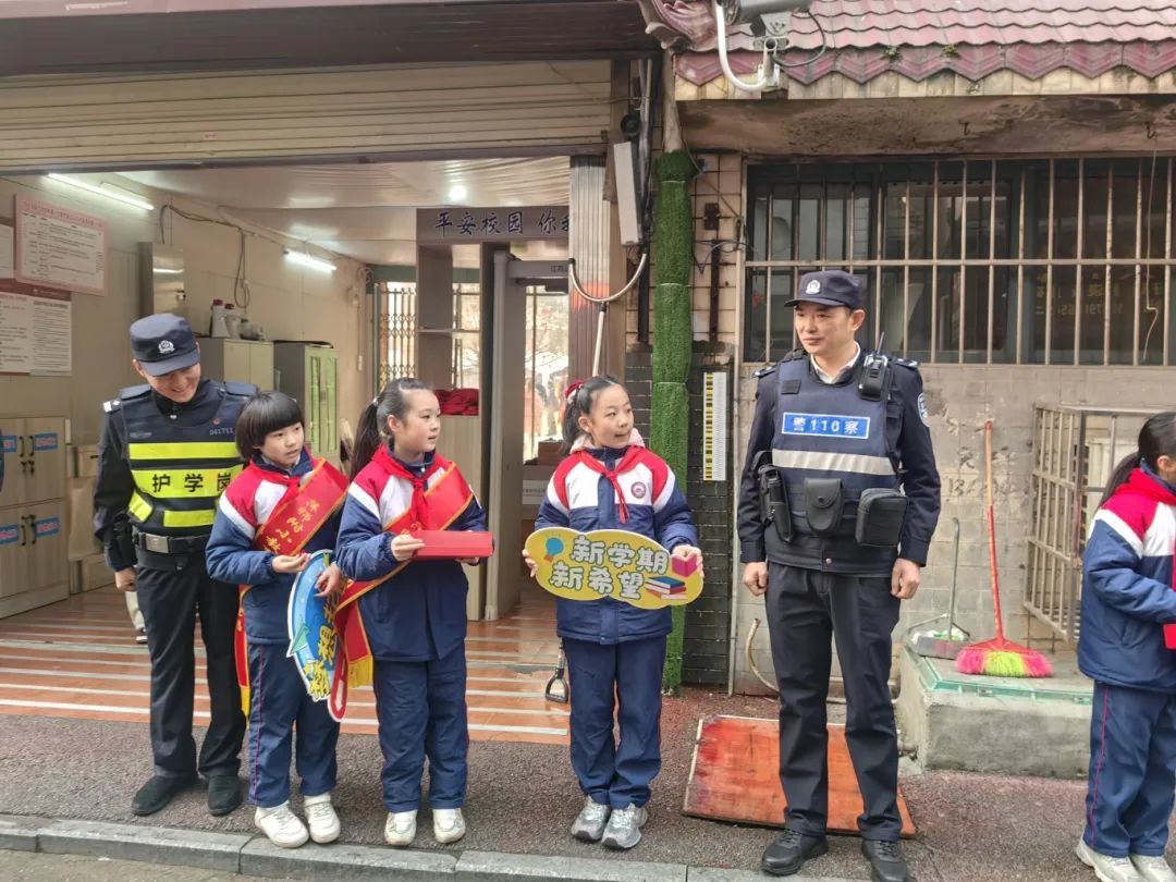 百架無(wú)人機(jī)+機(jī)器人警力！江西各地“疊Buff”護(hù)學(xué)模式開(kāi)啟