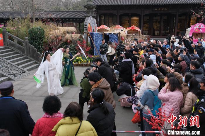 （新春见闻）浙江杭州：蛇年元宵续写《白蛇传》团圆佳话