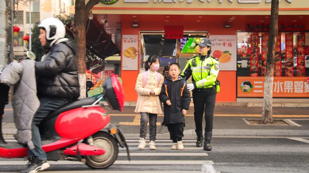 百架無(wú)人機(jī)+機(jī)器人警力！江西各地“疊Buff”護(hù)學(xué)模式開(kāi)啟
