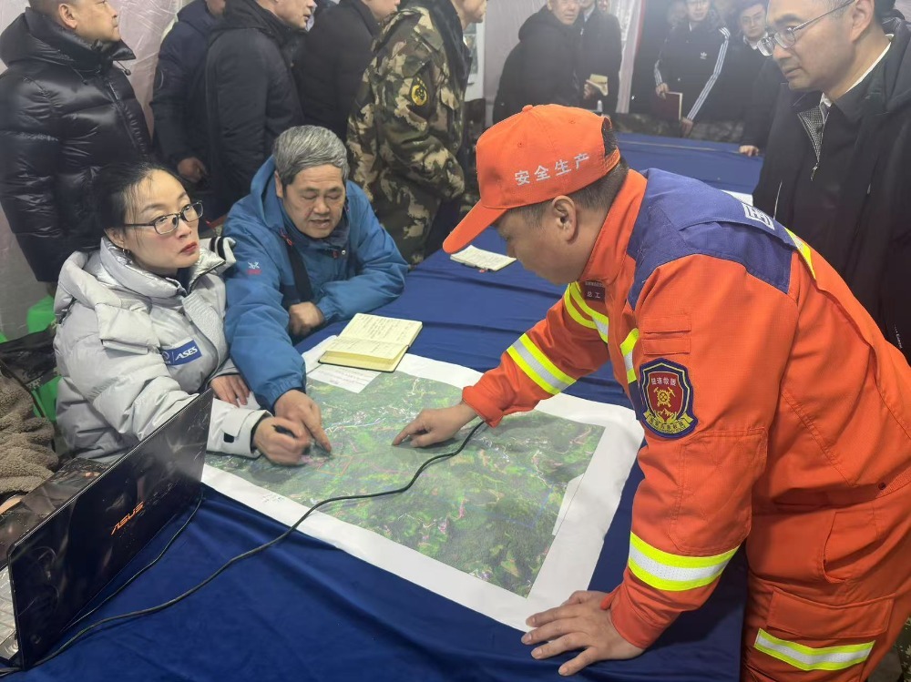 ▲国家隧道应急救援中国交建重庆队与现场抢险救援指挥部专家商讨监测方案。受访者供图