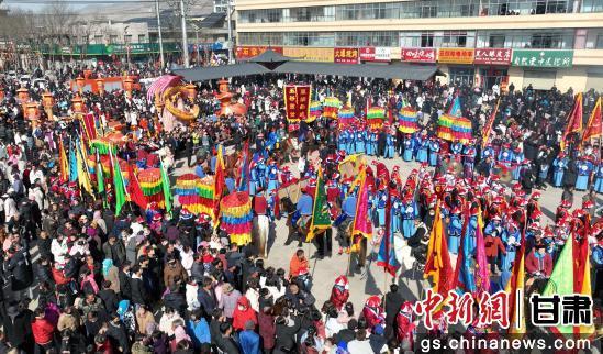 信使游街各式人物粉墨登场 甘肃一地玩转民俗不"遗"般