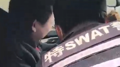 男子驾车途中情绪崩溃无法继续开车，特警队员暖心代驾送他回家