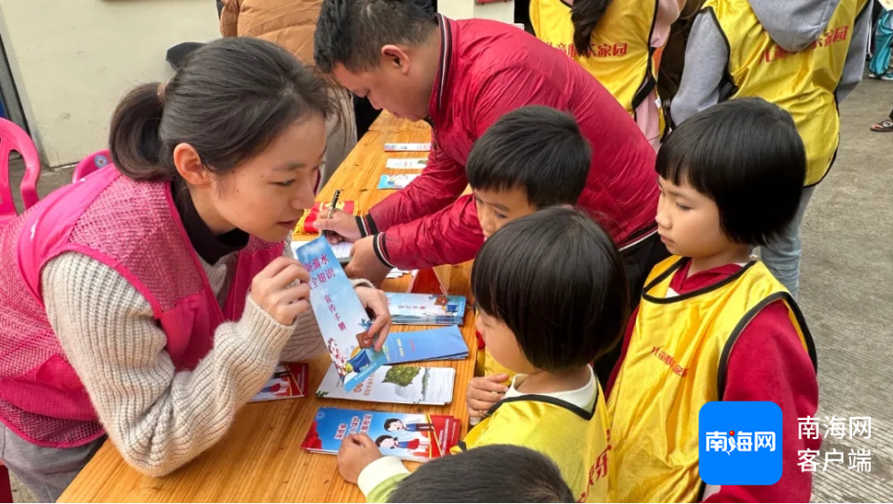 志愿者为孩子们科普安全知识。海南省妇联供图