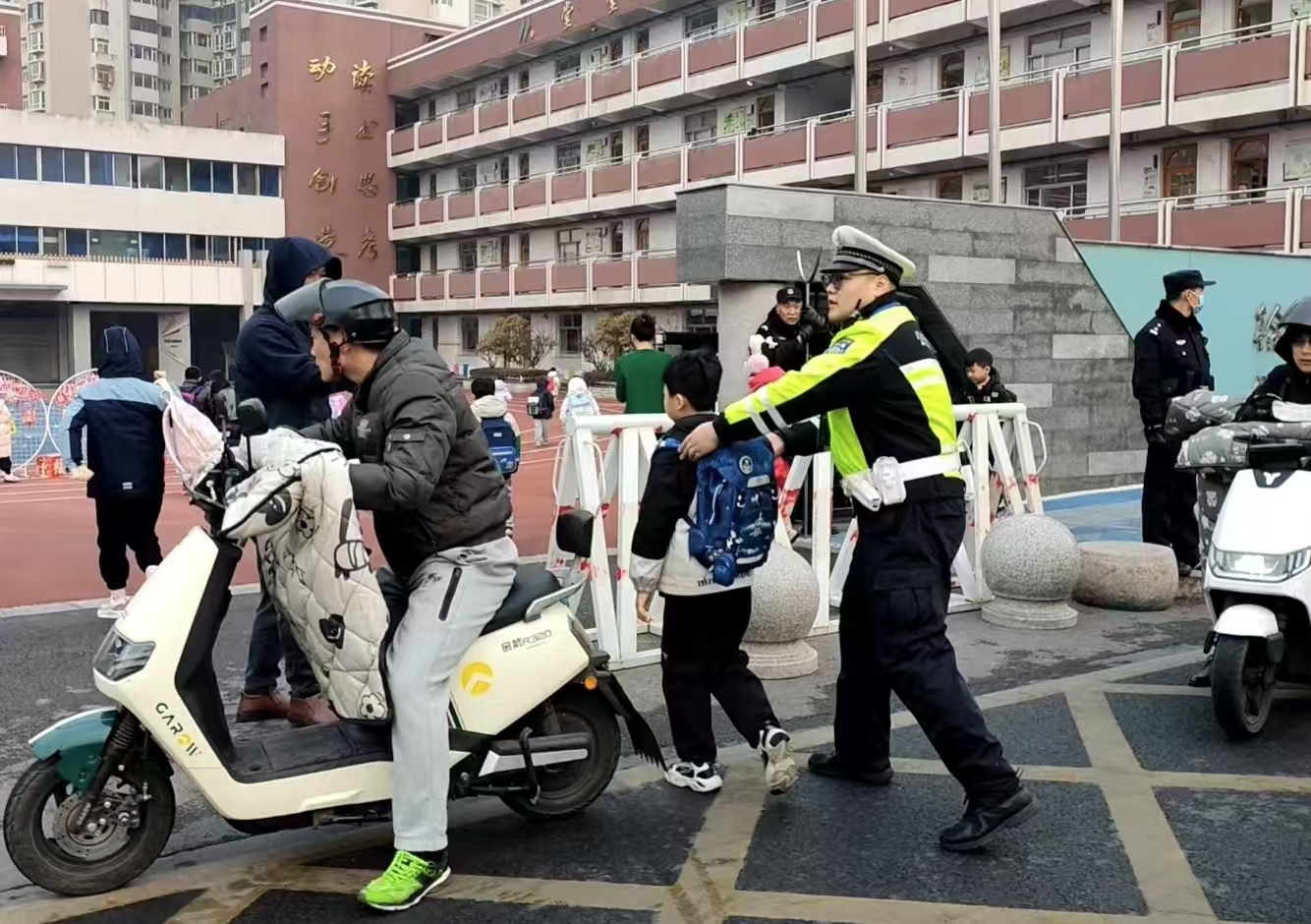 “护学模式”开启！徐州做实做好“交通安全开学第一课”