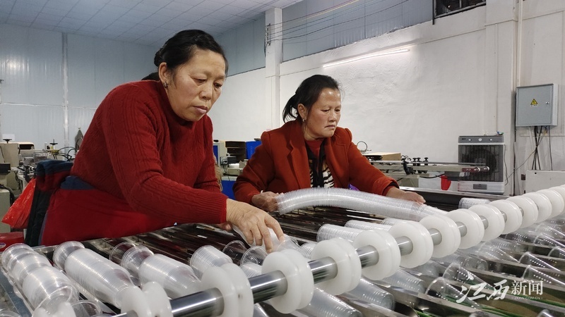 ▲能人返乡创业，带动村民家门口就业。摄影|江西日报全媒体记者洪怀峰