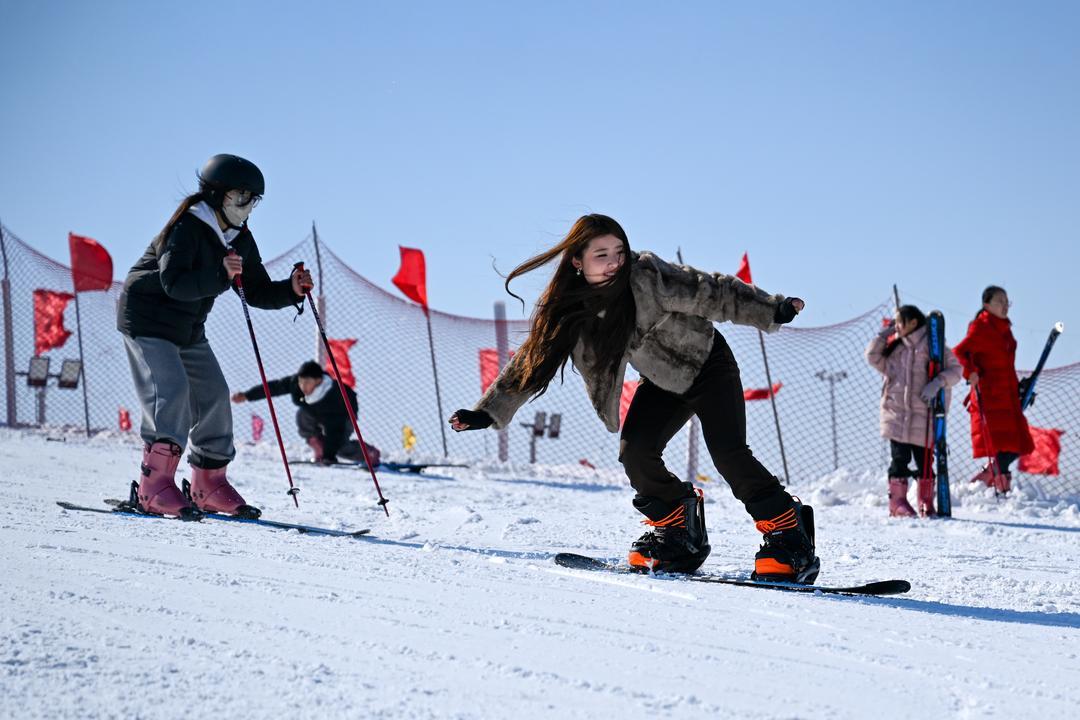 琅琊勇士运动休闲公园游客体验单板滑雪 拍摄:孙运河 王慧