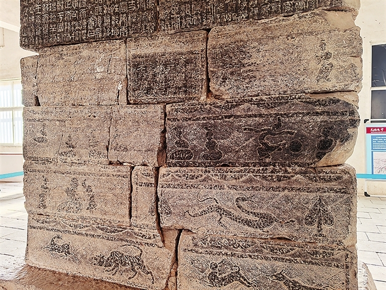 启母阙上的金石铭文细节图。记者 祁道鹏 摄