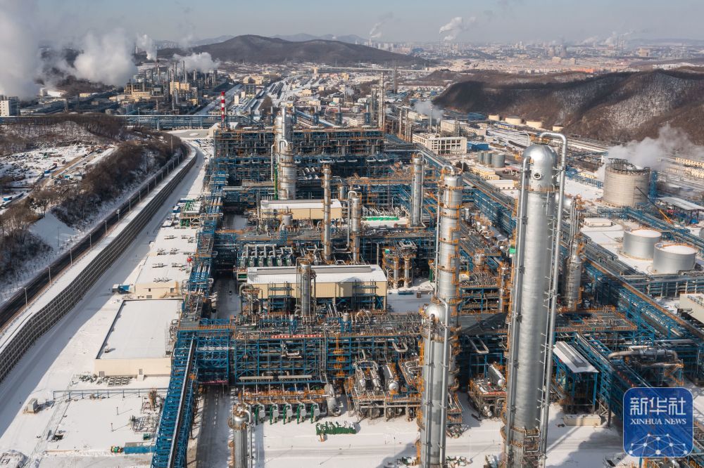 这是2月12日拍摄的位于吉林省吉林市的中国石油吉林石化公司炼油化工转型升级项目120万吨/年乙烯装置建设现场（无人机照片）。