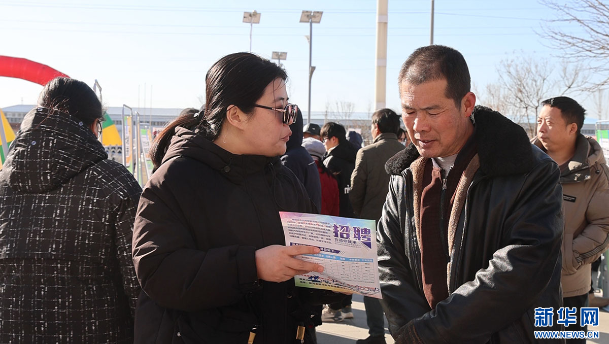 用人单位工作人员为求职者介绍招聘岗位信息。新华网发 刘莹 摄