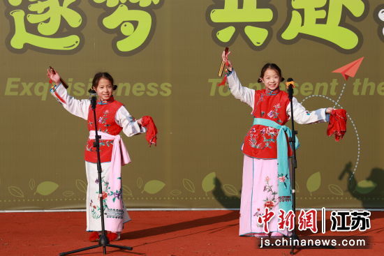 孩子们在表演才艺。陈小青 摄